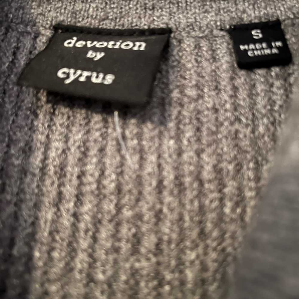 Devotion by Cyrus Sweater - Picture 3 of 9